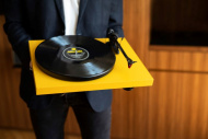 Pro-Ject Debut Carbon Evo Satin Golden Yellow + Ortofon 2MRed