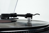 Plně automatický gramofon - Thomson TT350 černý