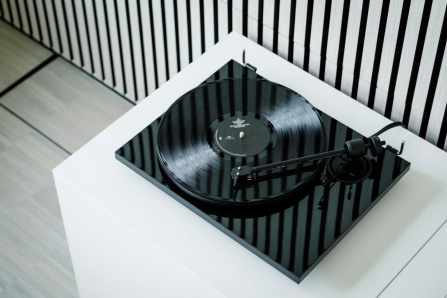 Pro-Ject E1.2 + Pick It MM E - High Gloss Black