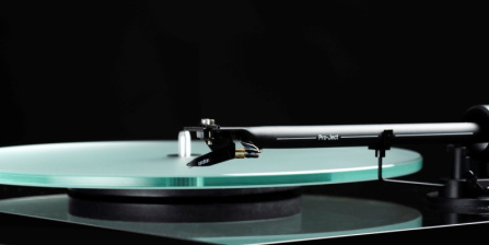 Pro-Ject T1 EVO + OM10 - piano černá  + aktivní reprosoustavy Magnat Monitor Ref. 2A - černá dýha