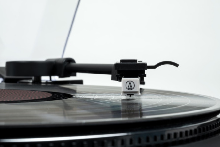 Plně automatický gramofon - Thomson TT350 černý